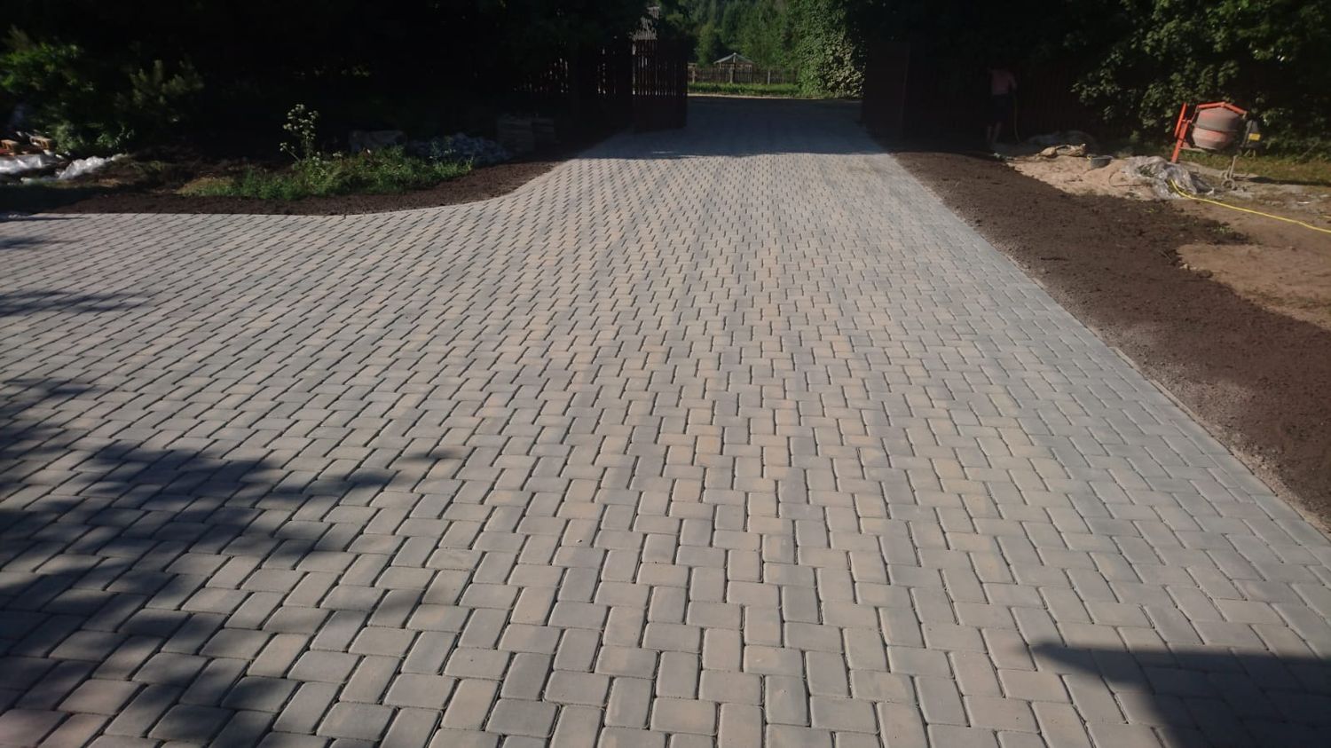 Piebraucamā ceļa bruģēšana privātmājā Pierīgā
