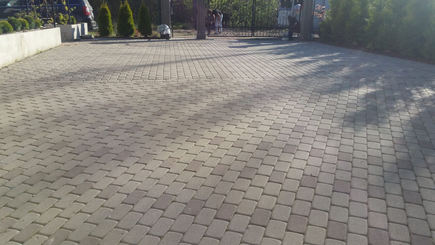 Plaša pagalma bruģēšana ar vecpilsētas tipa bruģi